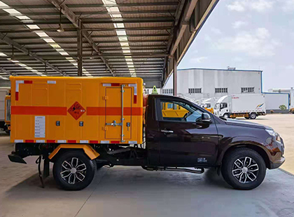 九真镇爆破器材运输车